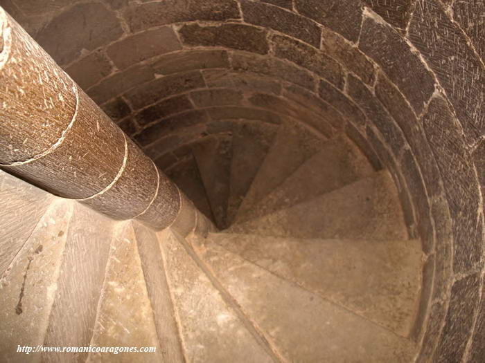 ESCALERA ROMNICA DE ACCESO A CORO Y TORRE
